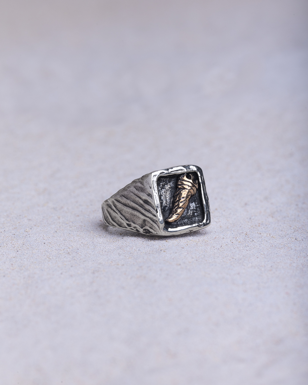 Anello Corno chevalier quadrato