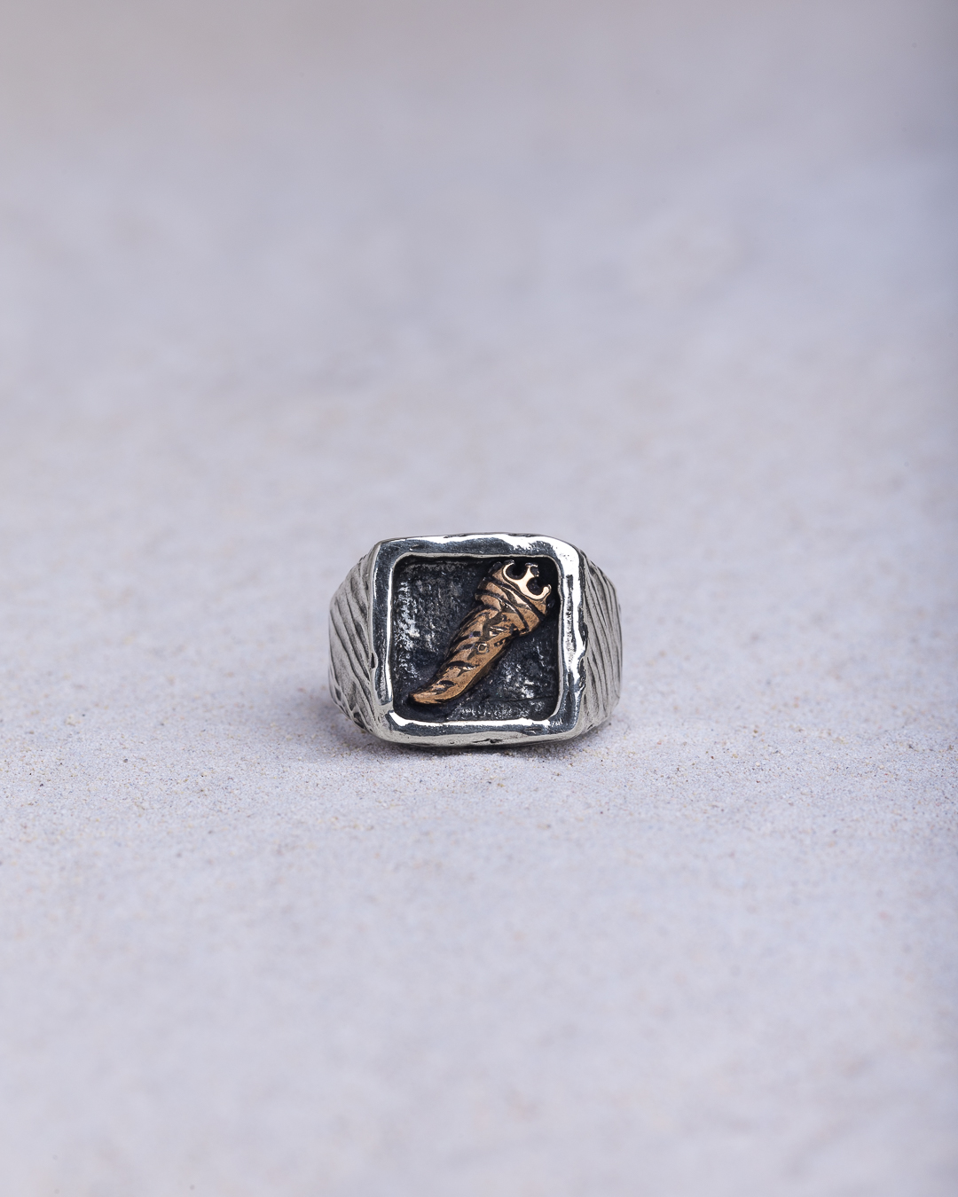 Anello Corno chevalier quadrato