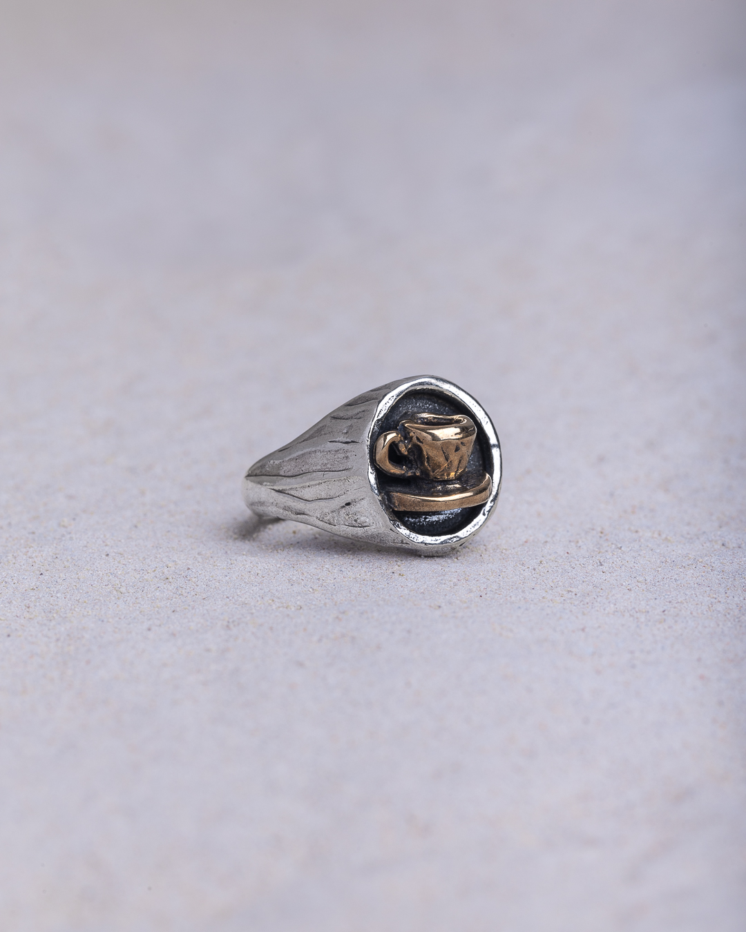 Anello Tazzina Chevalier piccolo cornice sottile