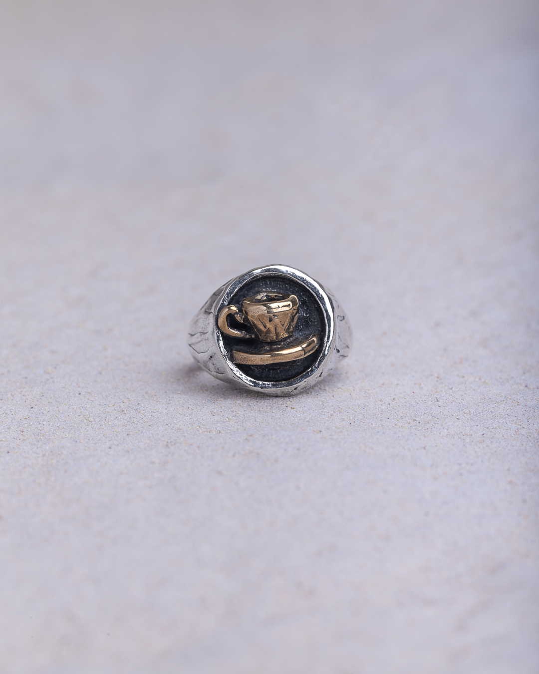 Anello Tazzina Chevalier piccolo cornice sottile