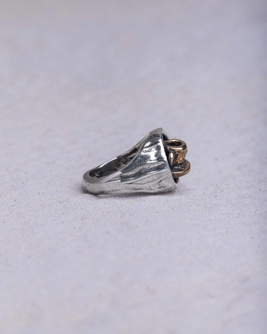 Anello Tazzina Chevalier piccolo cornice sottile