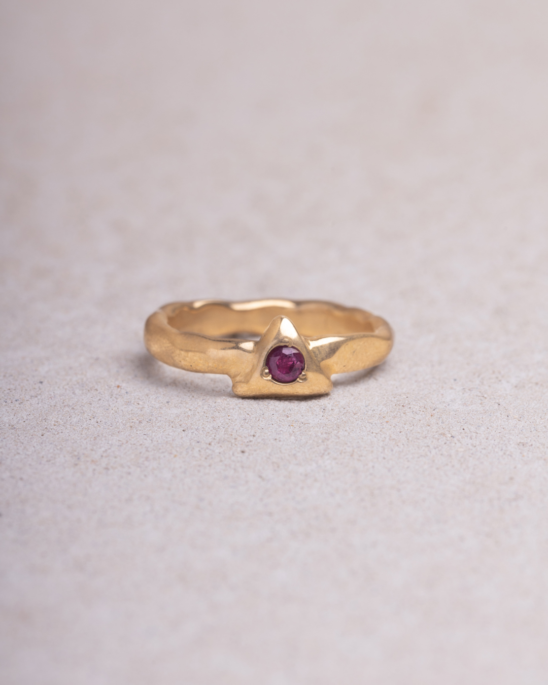 Anello Iride triangolo rubino placcato oro