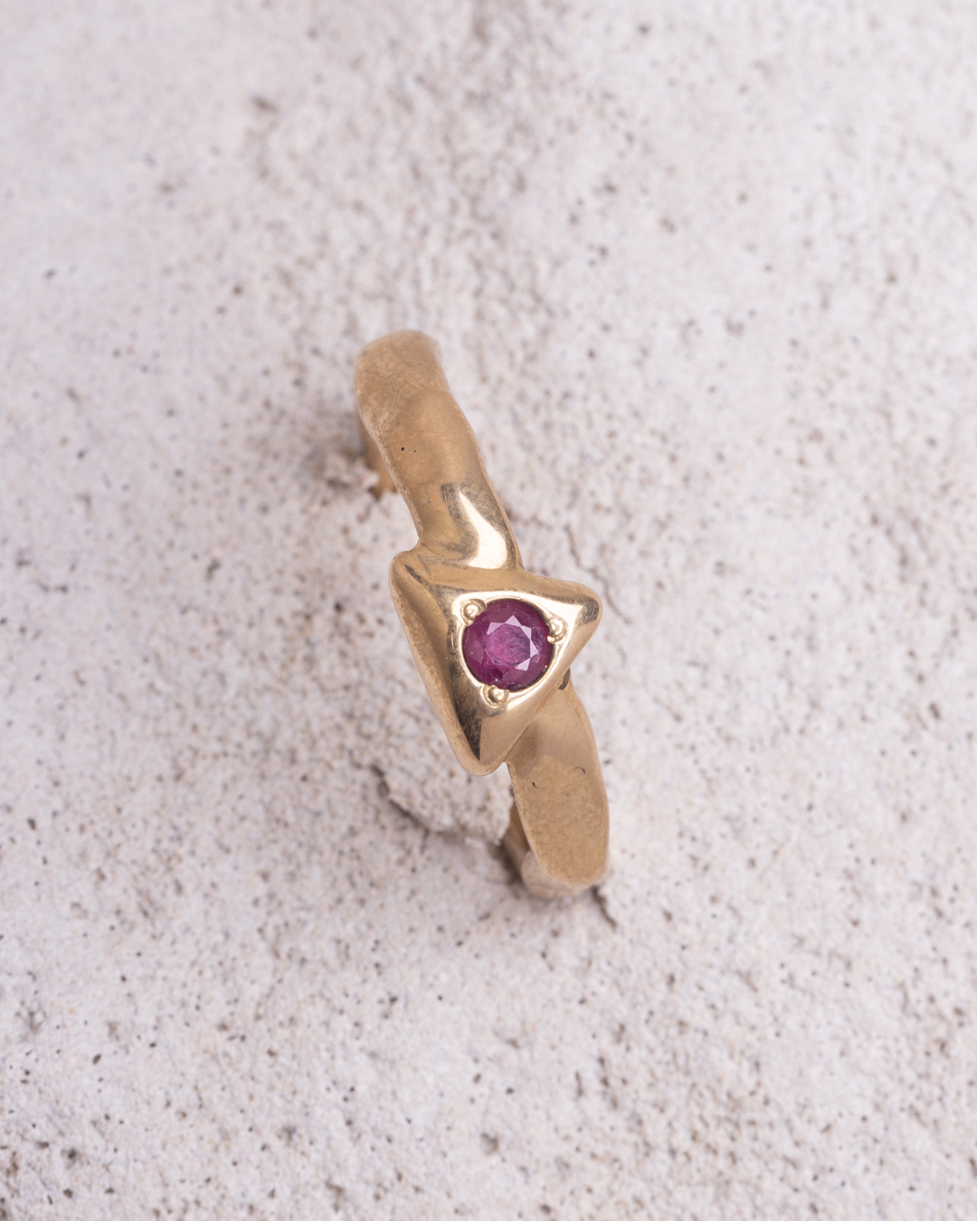 Anello Iride triangolo rubino placcato oro