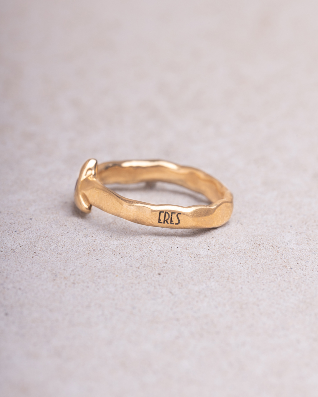 Anello Iride triangolo rubino placcato oro