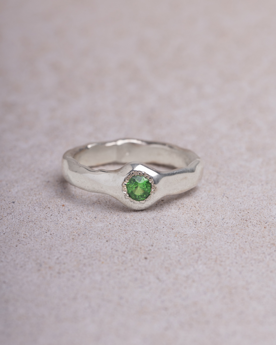 Anello Iride tondo tsavorite