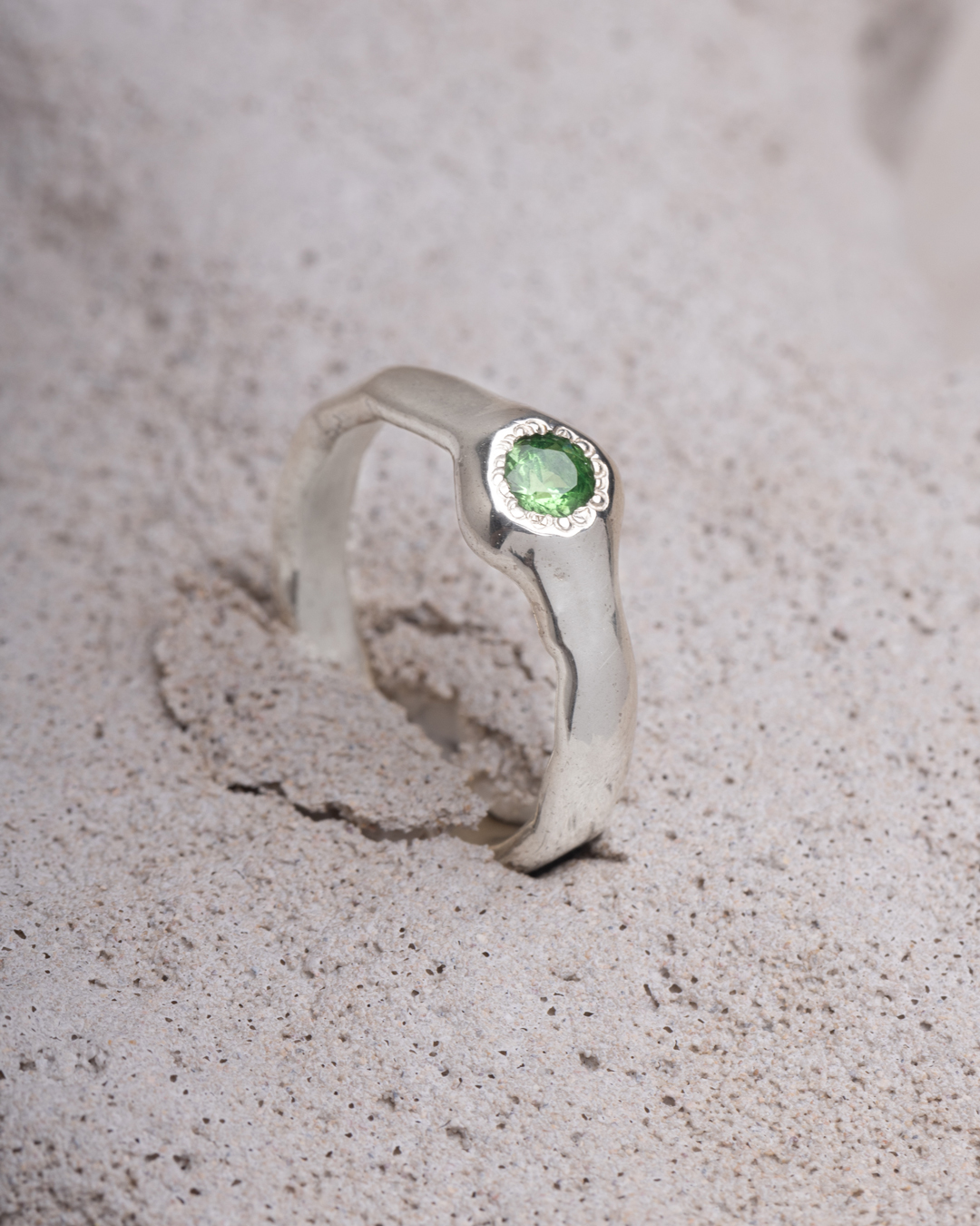 Anello Iride tondo tsavorite