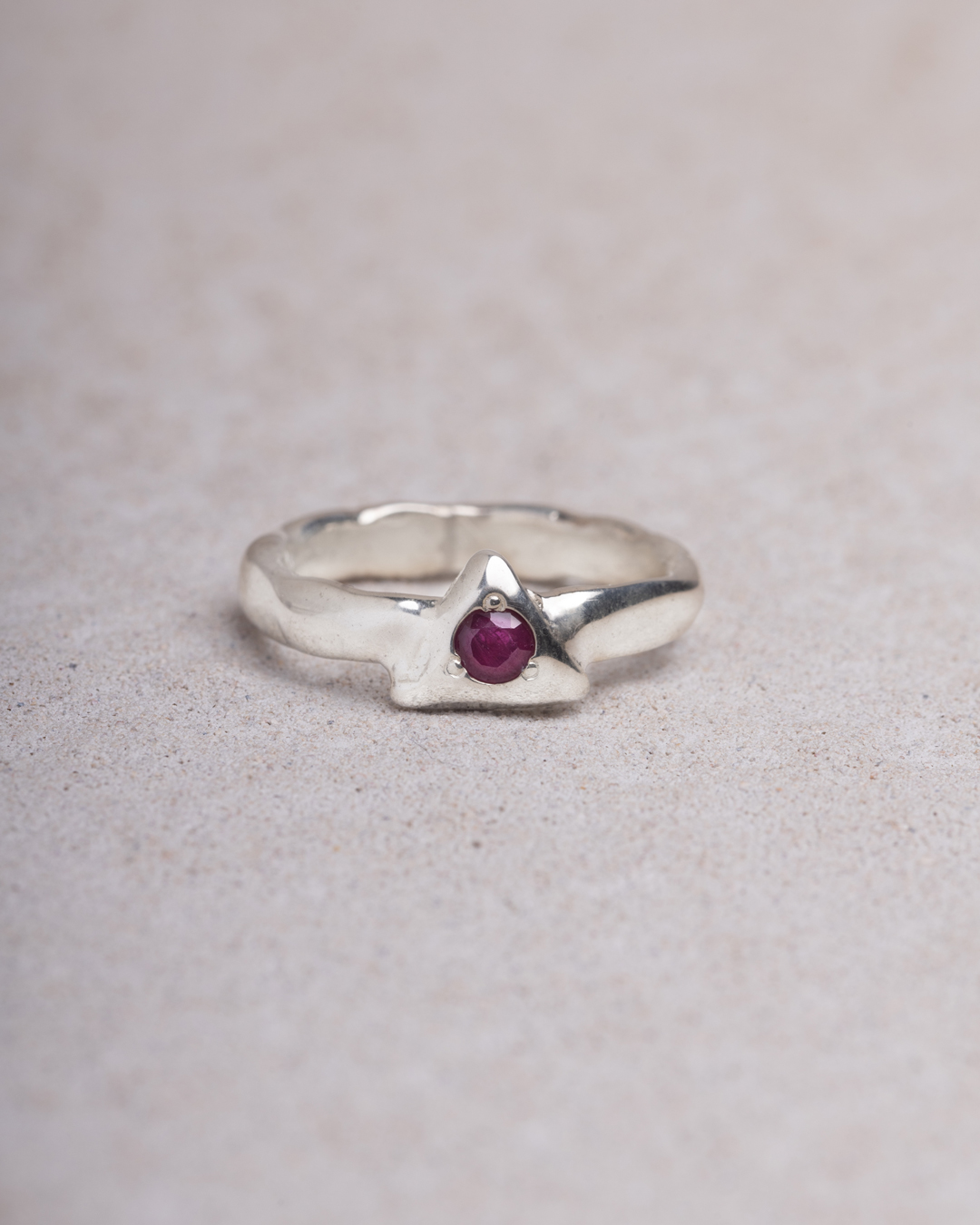 Anello Iride triangolo rubino