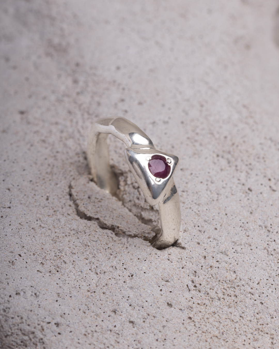 Anello Iride triangolo rubino