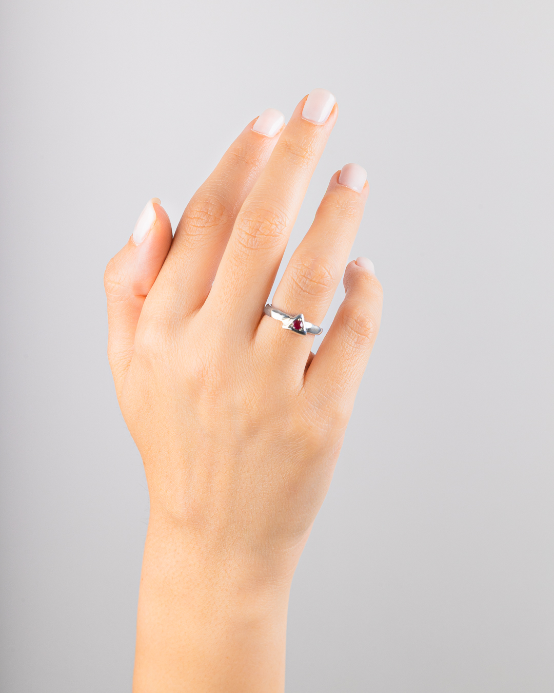 Anello Iride triangolo rubino