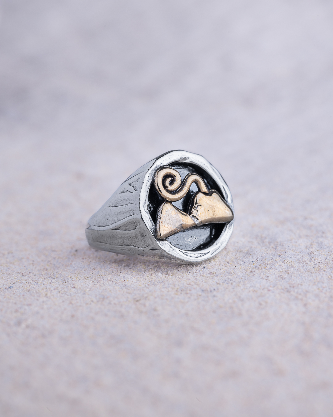 Anello Vesuvio Fumante chevalier tondo