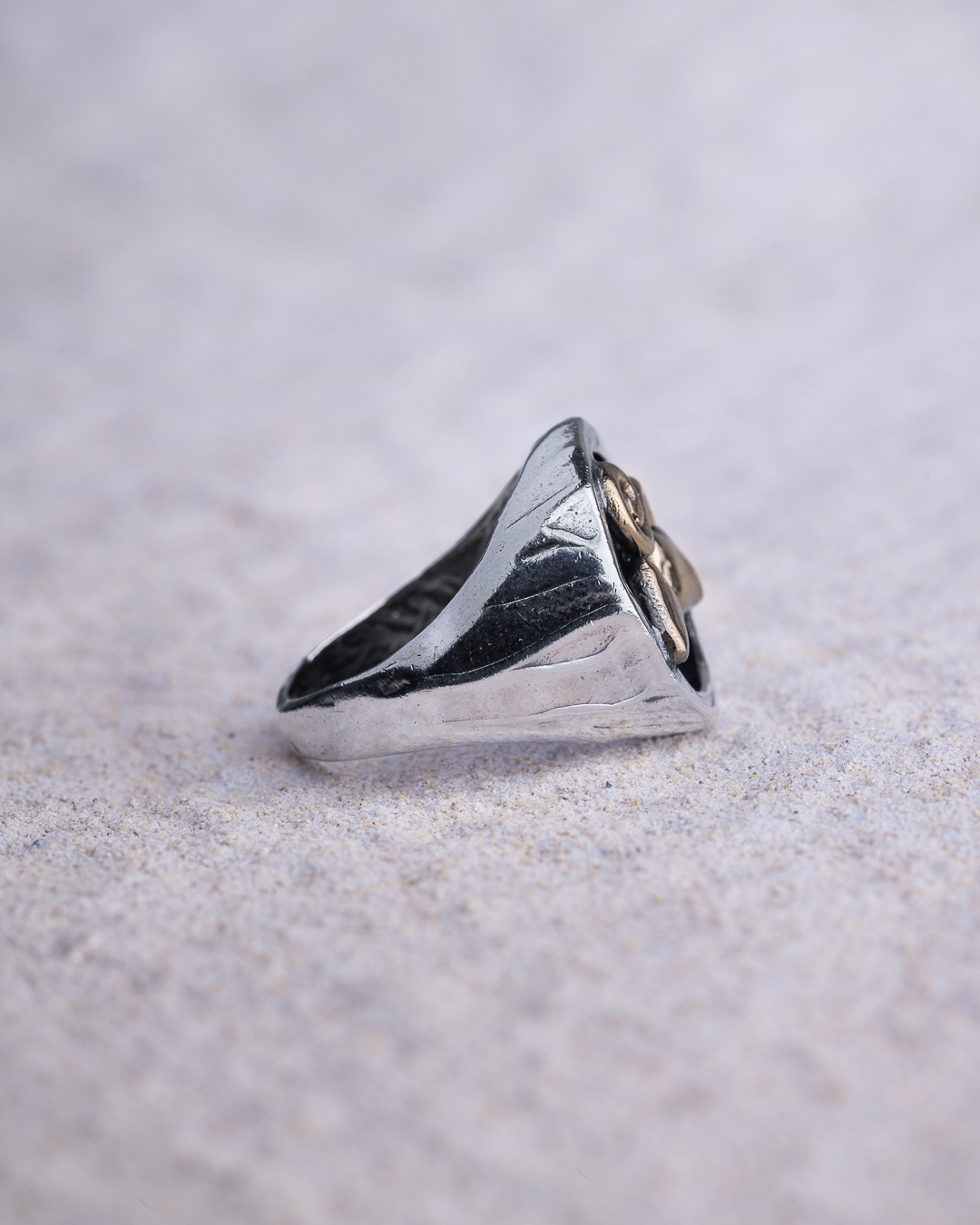 Anello Vesuvio Fumante chevalier tondo