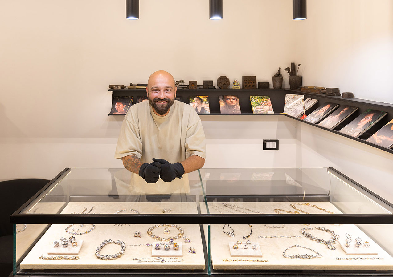 Il punto vendita Eres Design a Napoli con la vetrina espositiva dei gioielli artigianali